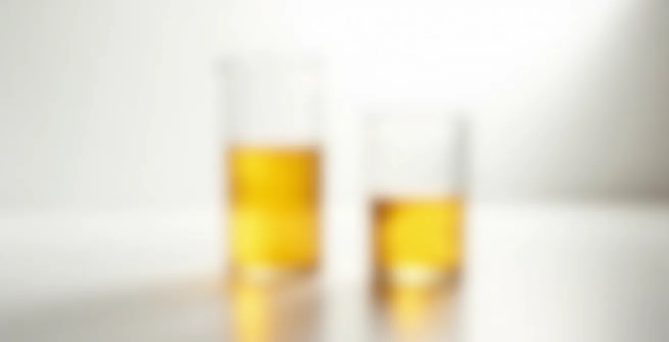 Abstract visualization of fuel consumption differences between a smaller and larger vehicle.